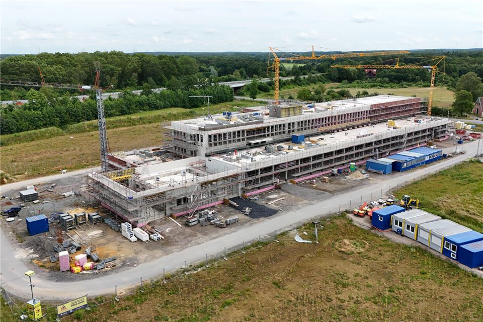 Die neue Feuer- und Rettungswache der Stadt Borken an der Raesfelder Straße nimmt Gestalt an. Die Arbeiten am Rohbau werden im Juli abgeschlossen.