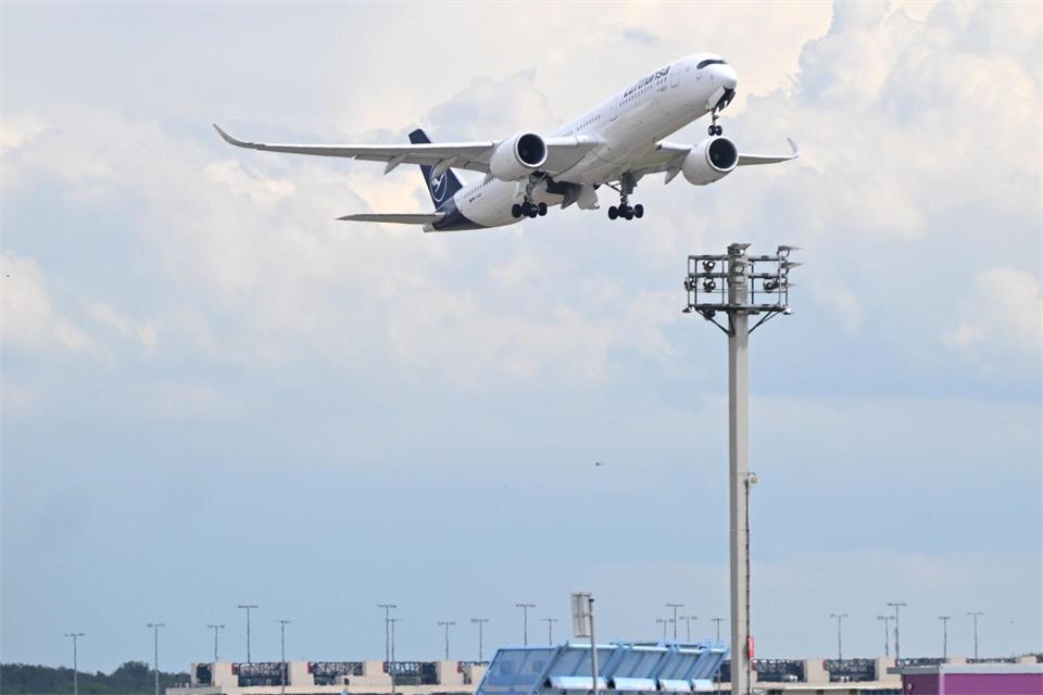 Die neue Flugroute leitet Flugzeuge in Frankfurt Richtung Südhessen. (Archivbild)Florian Wiegand/dpa