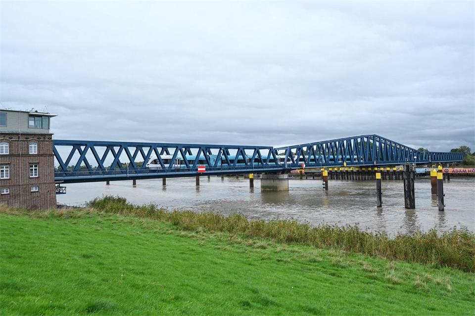 Die neue Friesenbrücke ist laut Bahn die größte Hub-Dreh-Brücke für den Eisenbahnverkehr in Europa. Lars Penning/dpa