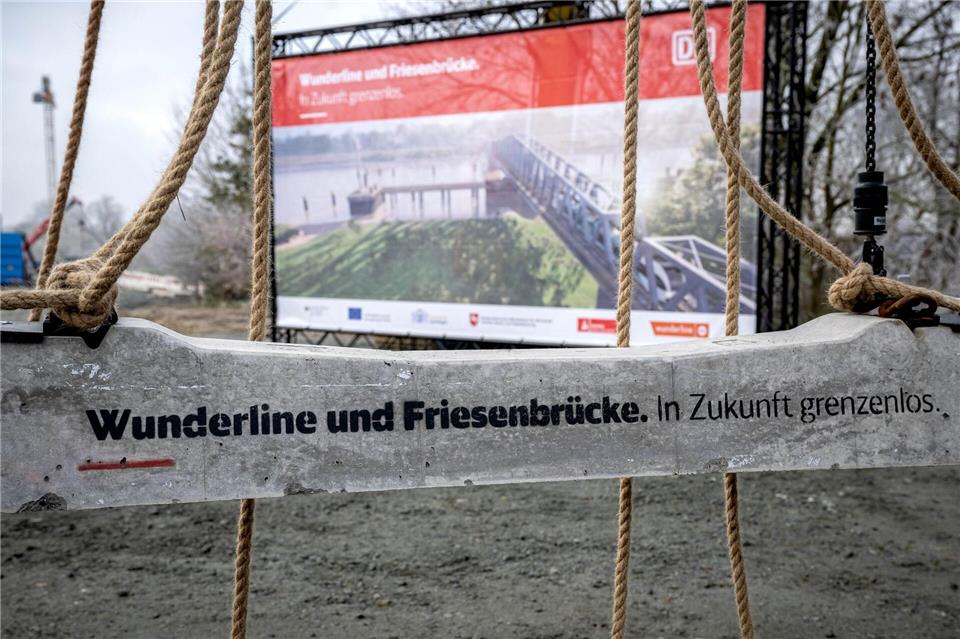 Start der Bahnlinie Bremen-Groningen verzögert sich erneut Die neue Friesenbrücke über die Ems ist Teil der durchgehenden Bahnlinie Bremen-Groningen. (Archivbild)Sina Schuldt/dpa