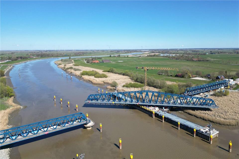 Die neue Friesenbrücke wird für Radfahrer und Fußgänger geöffnet - Züge können das Bauwerk bislang noch nicht passieren. (Archivbild)Lars Penning/dpa