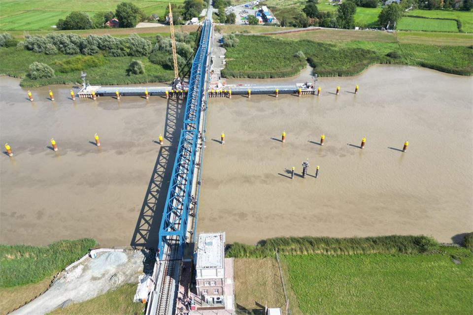 Die neue Friesenbrücke wurde 2025 fertig gestellt. (Archivbild)Lars Penning/dpa