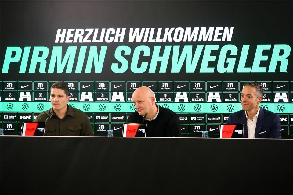 Die neue Führung des VfL Wolfsburg: Sportdirektor Pirmin Schwegler (2.v.l.) sitzt bei seiner Vorstellung neben Sport-Geschäftsführer Peter Christiansen (2.v.r.) und dem Aufsichtsratsvorsitzenden Sebastian Rudolph (r).Darius Simka/regios24/dpa