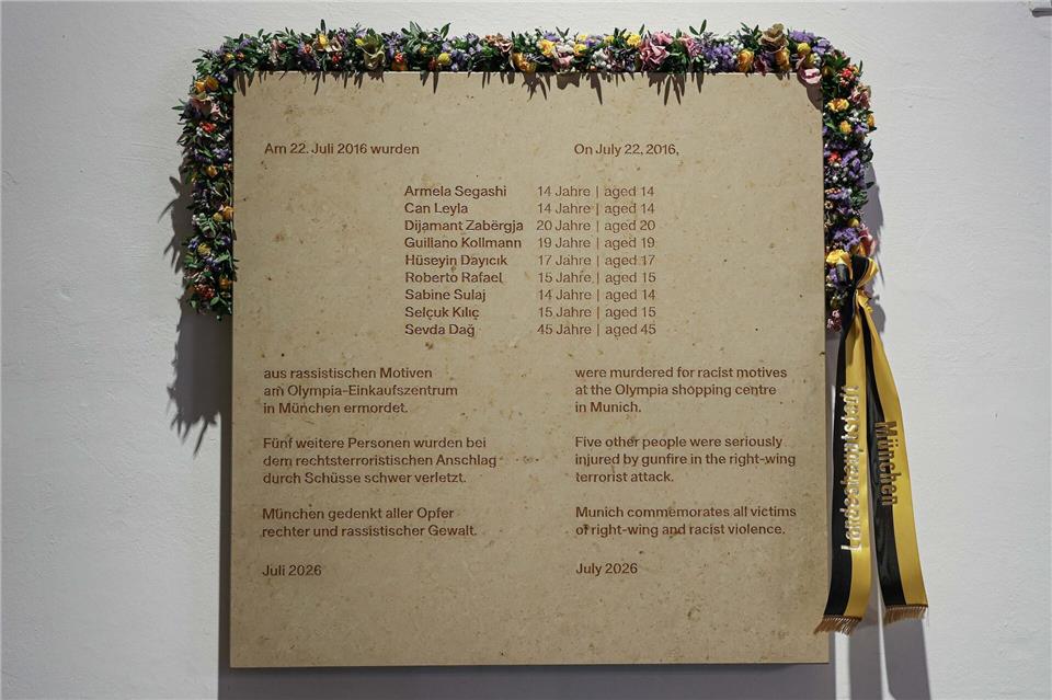 Die neue Gedenktafel hängt am Durchgang zum Prunkhof des Münchner Rathauses.Michael Nagy/Presseamt Stadt München/dpa
