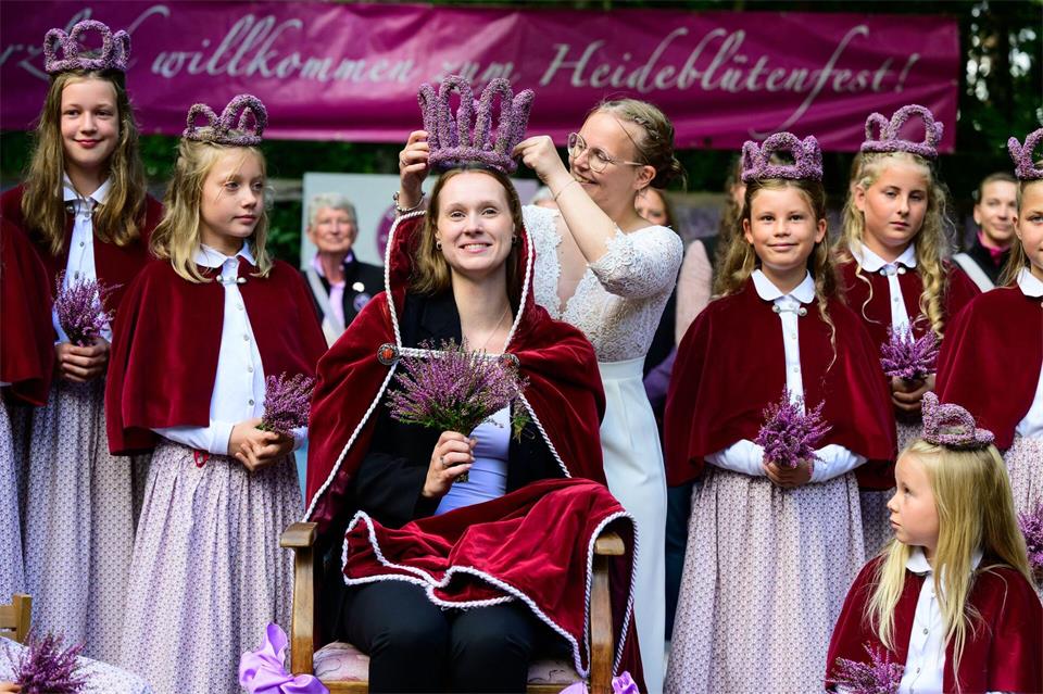 Die neue Heidekönigin von Amelinghausen kommt aus Hamburg und heißt Nina May Fischer. Philipp Schulze/dpa