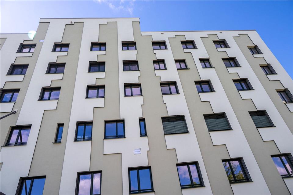 Die neue Klinik Harlaching steht direkt neben dem alten Gebäude, das abgerissen wird.Peter Kneffel/dpa