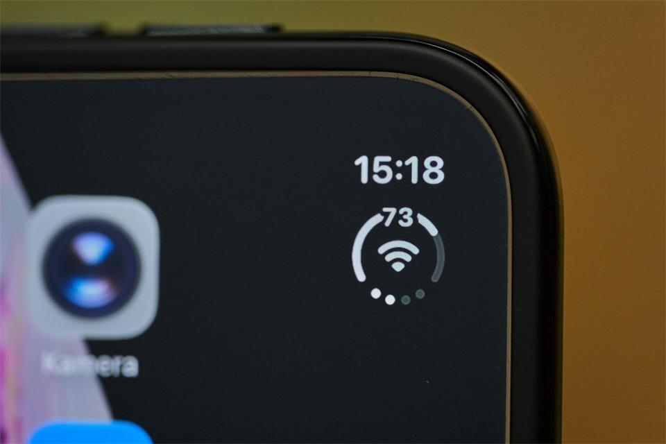 Die neue Kombi-Anzeige zeigt Batteriestand sowie Signalstärke von WLAN und Mobilfunknetz auf kleinstem Raum.Zacharie Scheurer/dpa-tmn