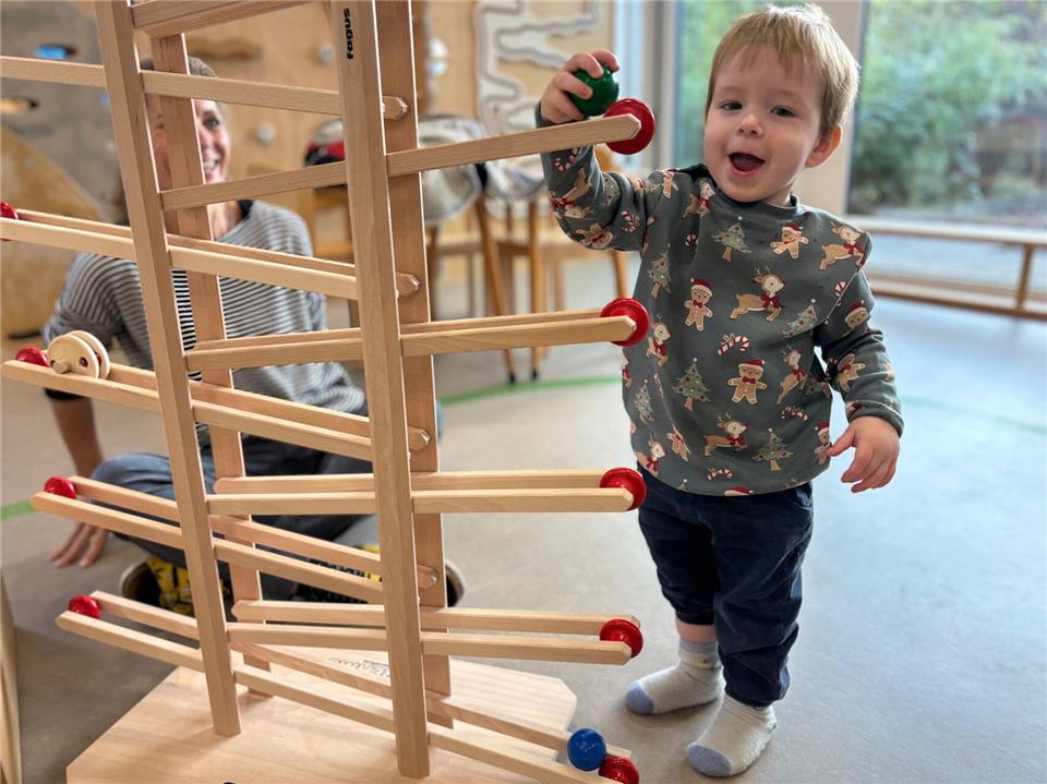 Die neue Kugelbahn im Montessori-Kinderhaus kommt nicht nur bei Benno prima an.