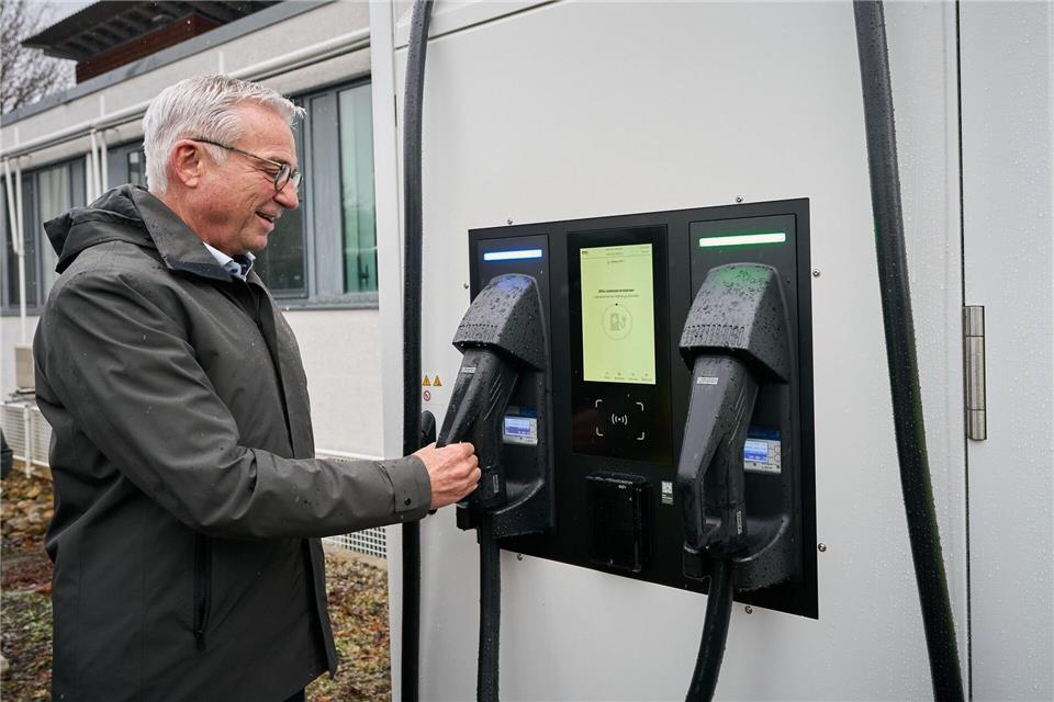Die neue Ladesäule soll dank eines integrierten Pufferspeichers auch an schwachen Netzanschlüssen Laden innerhalb von 30 Minuten möglich machen.Steffen Schmid/Innenministerium Baden-Württemberg/dpa