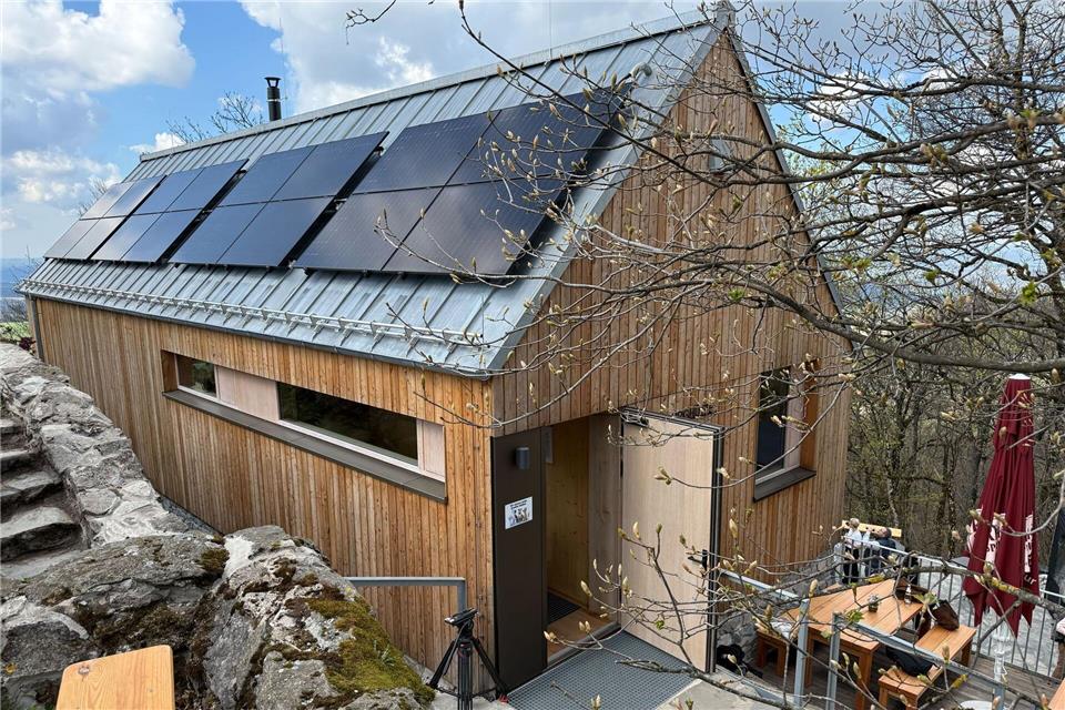 Die neue Milseburghütte steht auf einem der beliebtesten Wanderberge der Rhön.Michael Bauer/dpa