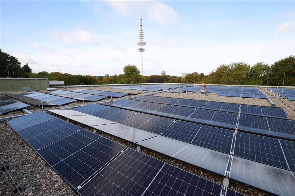 Die neue Photovoltaikanlage auf dem CCH Congress Center Hamburg soll jährlich mehr als 318.000 Kilowattstunden Strom liefern.Georg Wendt/dpa