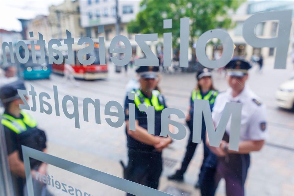 Die neue Polizeistation am Schweriner Marienplatz soll die Sicherheit an dem Verkehrsknotenpunkt und Geschäftszentrum erhöhen. Jens Büttner/dpa