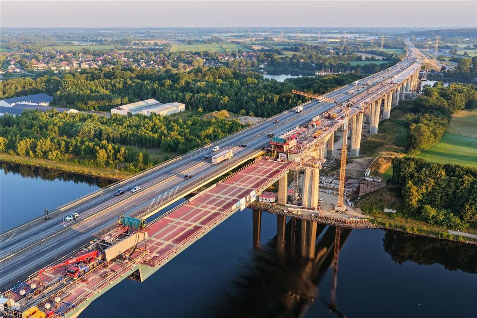 Die neue Rader Hochbrücke nimmt Gestalt an.Bodo Marks/dpa