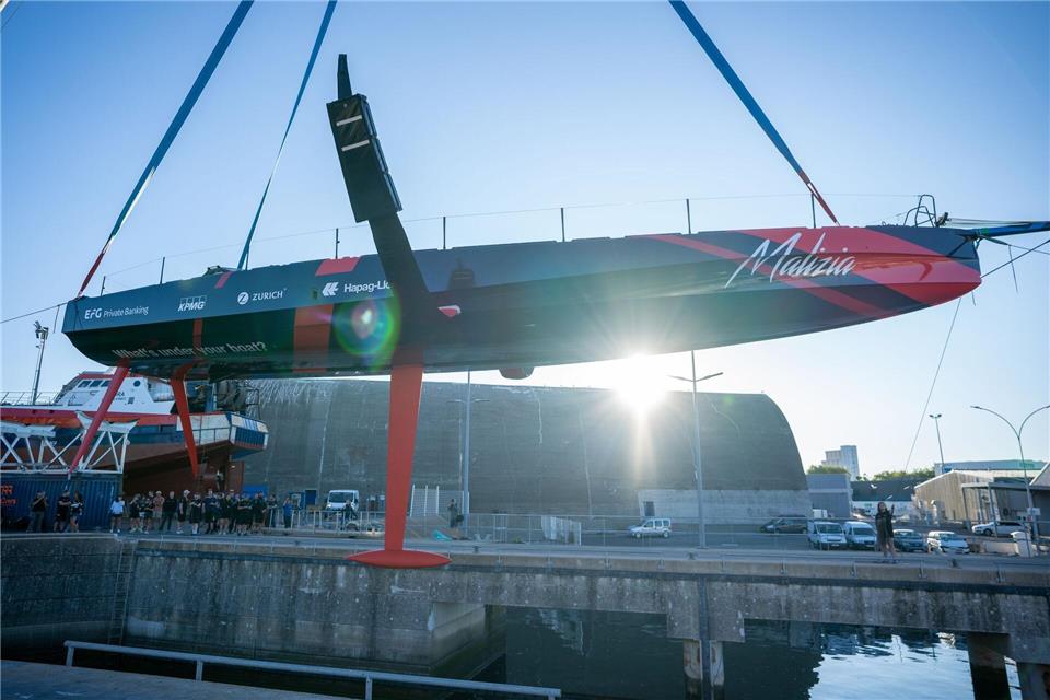 Die neue Rennyacht „Malizia4“ wird zu Wasser gelassen. Marie Lefloch/Team Malizia/dpa