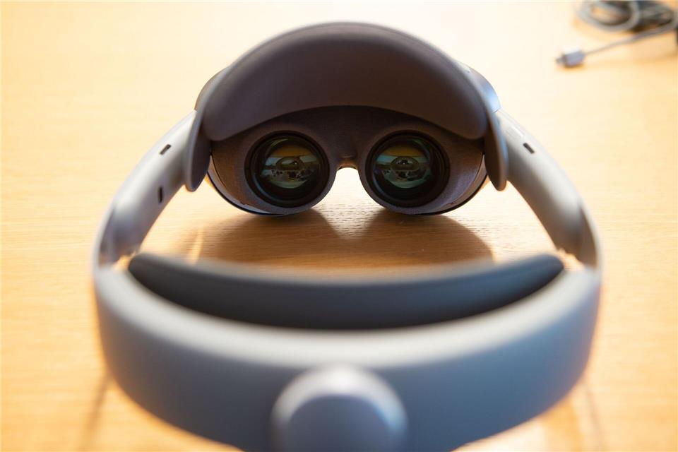 Samsung stellt Konkurrenz für Apple-Brille Vision Pro vor Die neue Samsung-Brille - hier zu sehen ihr Prototyp aus dem Frühjahr - gibt es deutlich günstiger als Apples Vision Pro. Andrej Sokolow/dpa