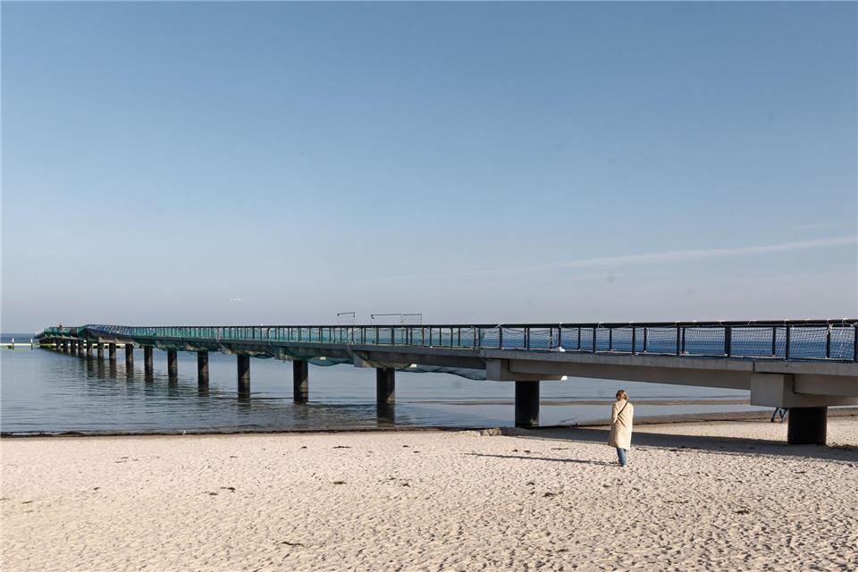 Die neue Seebrücke von Scharbeutz ist mit 276 Metern 16 Meter länger als ihre Vorgängerin. Ungünstige Witterung hatte ihre eigentlich schon für Sommer 2024 geplante Fertigstellung mehrfach verzögert.Markus Scholz/dpa