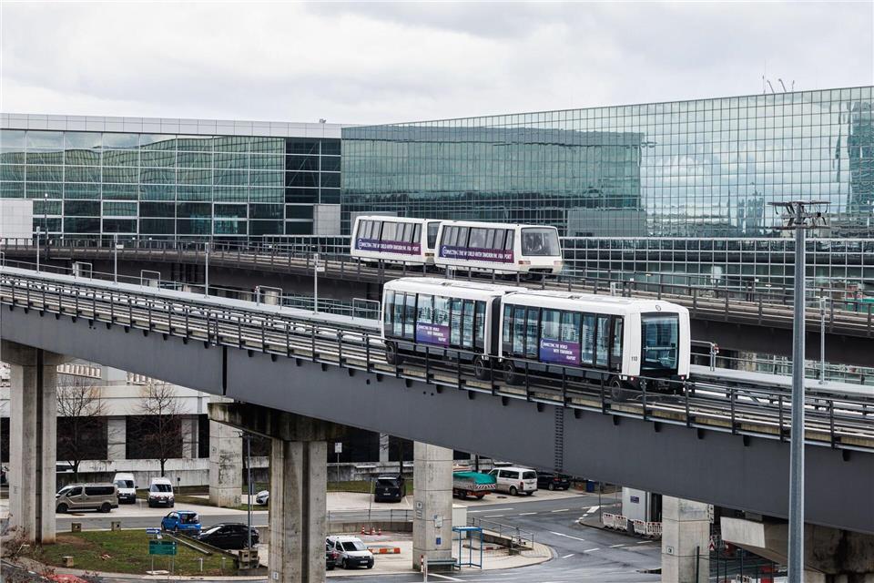 Die neue Sky Line-Bahn verbindet Terminal 3 mit Terminal 1. (Archivbild)Hannes P. Albert/dpa