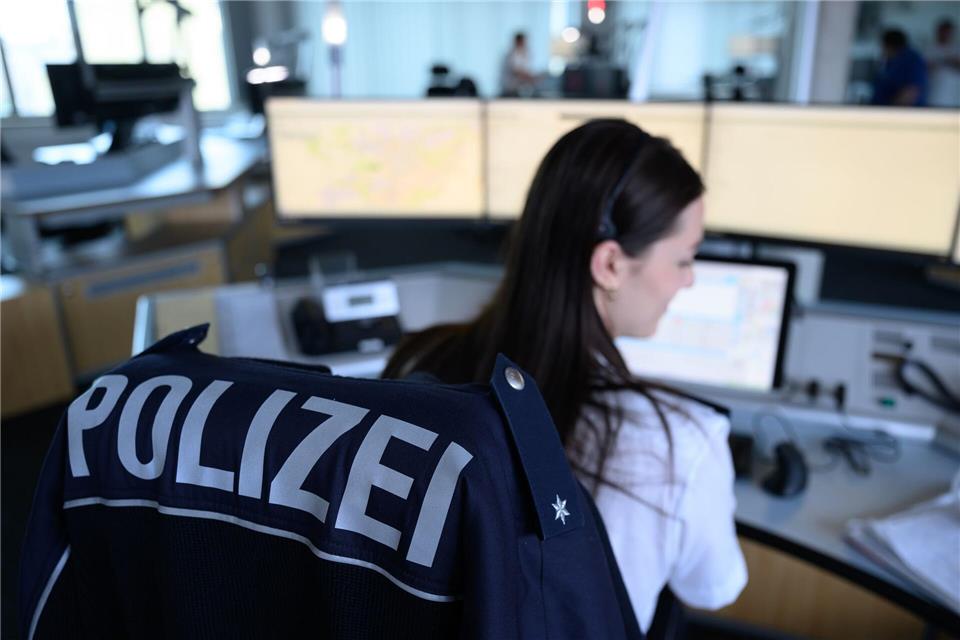 Die neue Software soll das Arbeiten in den Polizeileitstellen verbessern. Hendrik Schmidt/dpa