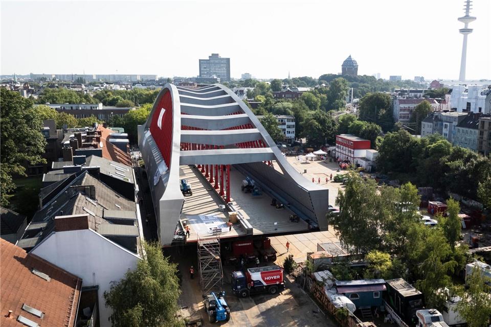 Die neue Sternbrücke ist auf der letzten Etappe ihrer Reise.Christian Charisius/dpa