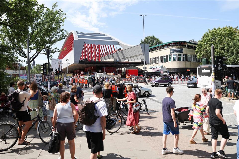 Die neue Sternbrücke soll am Donnerstag in ihre finale Position gebracht werden.Christian Charisius/dpa
