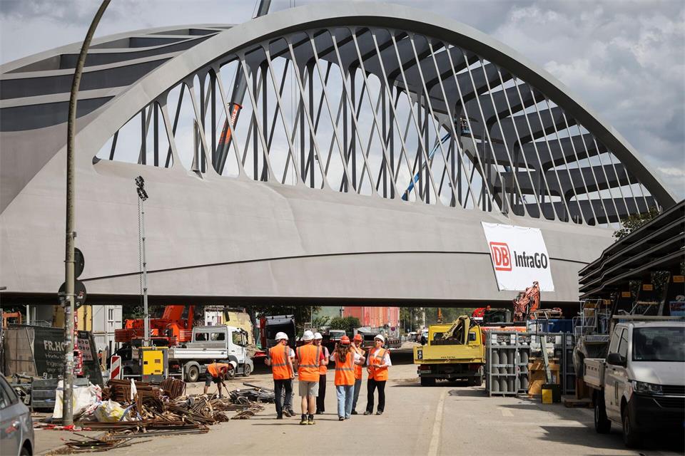 Die neue Sternbrücke war auf der Max-Brauer-Allee zu ihrem Einbauort transportiert worden. (Archivbild)Christian Charisius/dpa