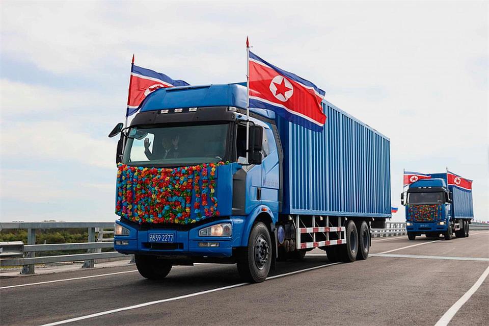 Die neue Straßenverbindung im Fernen Osten zwischen Nordkorea und Russland ist für den Güterverkehr zwischen den beiden Staaten wichtig.Dmitry Ignatenko/Government of Primorsky Krai Region via AP/dpa
