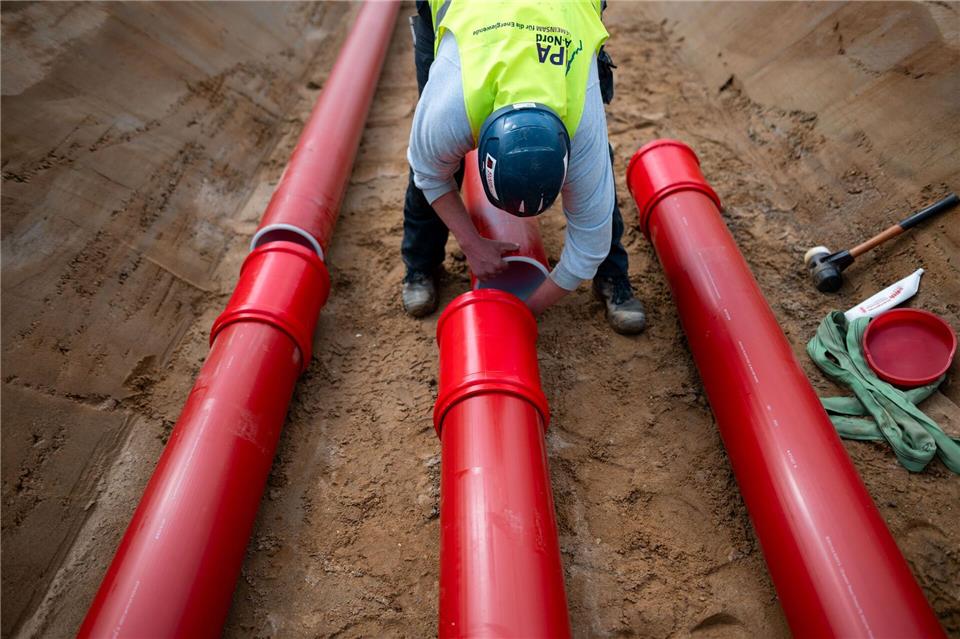 Die neue Stromautobahn A-Nord soll 2027 in Betrieb gehen. Zusammen mit der Leitung Ultranet wird sie dafür sorgen, dass jährlich rund 700 Millionen Euro weniger Engpasskosten anfallen, sagt Netzbetreiber Amprion. (Symbolbild)Fabian Strauch/dpa