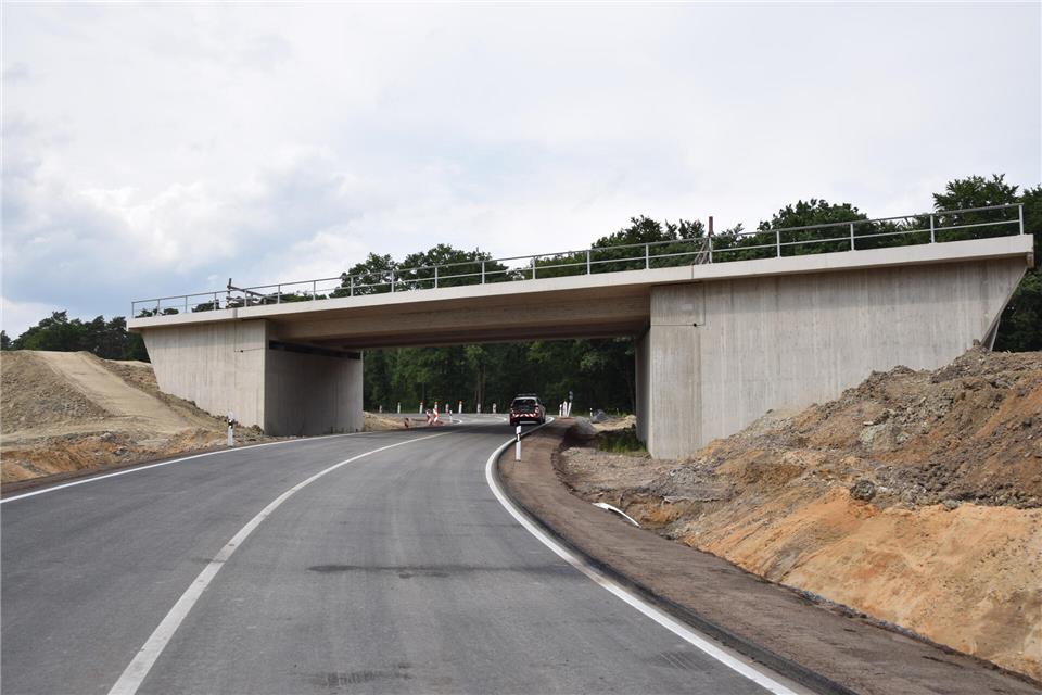 Die neue Verbindung wurde hergestellt und unter das Brückenbauwerk verlegt, über das zukünftig die B67 laufen wird.