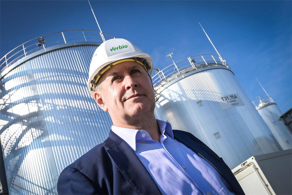 Die neue Verbio-Anlage im Chemiepark Bitterfeld-Wolfen produziert Chemikalien auf Basis von Rapsöl. Zum Start kam auch Verbio-Chef Claus Sauter.Heiko Rebsch/dpa