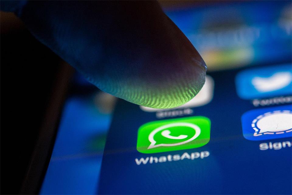 Die neue WhatsApp-Betrugsmasche setzt auf gekaperte Konten und arglose Nutzende, die nicht wissen können, wer wirklich hinter den Geldbitten steckt.Zacharie Scheurer/dpa-tmn/dpa