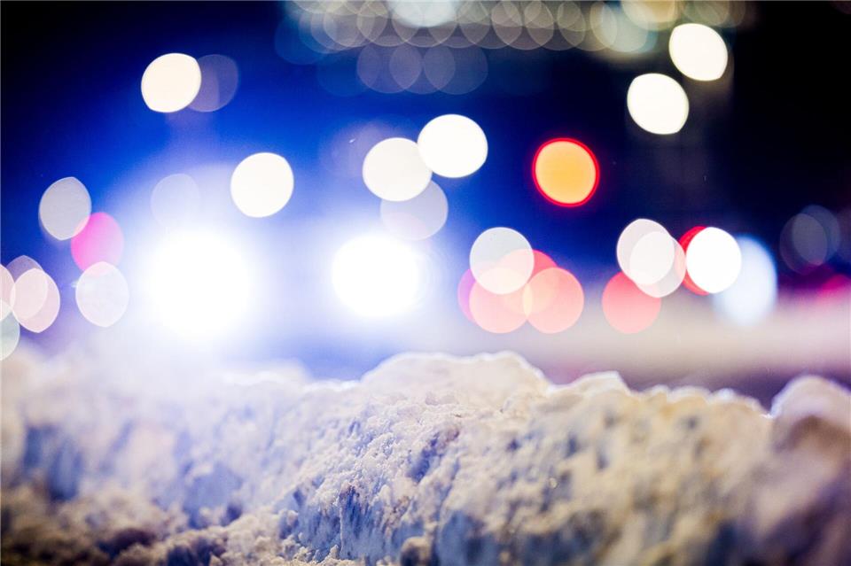 Die neue Woche startet mit Schneefällen, der Deutsche Wetterdienst erwartet bis zu zehn Zentimeter Neuschnee in Niedersachsen und Bremen. (Archivbild)Moritz Frankenberg/dpa