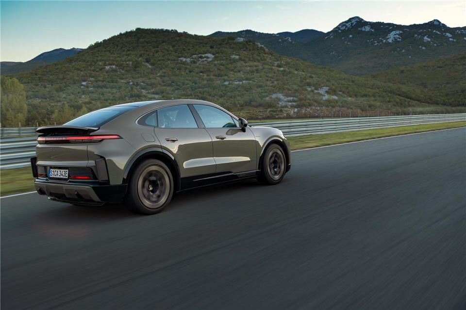 Die neue elektrische Coupévariante des Cayenne bekommt eine sportlichere, nach hinten stärker abfallende Dachlinie.Porsche AG/dpa-tmn