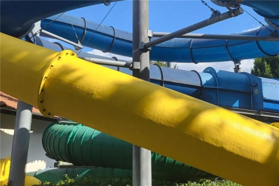 Die neue gelbe „Turborutsche“ im Bocholter Bahia ist fertig gebaut. Dennoch kann sie derzeit noch nicht für den Badebetrieb freigegeben werden.