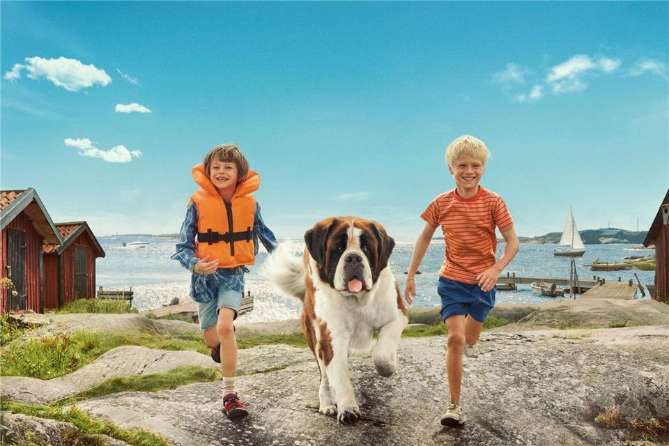 Die neue schwedische sechsteilige Serie „Unsere Ferien auf Saltkrokan“ nach Astrid Lindgren kommt im ZDF: Szene mit Tjorven (Vega Åhman, l.), Pelle (Elton Larsson, r.) und Hund Bootsmann.Petrus Sjo·vik/ZDF/SF Studios/dp