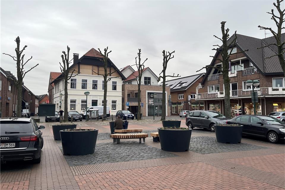 Pläne der Verwaltung bleiben unklar Die neuen Bänke und Pflanzkübel auf dem Burgplatz stehen nicht dort, wo sie laut Plänen der Verwaltung stehen sollten. Ursprünglich waren sie näher an der Burg, neben den Parkplätzen vorgesehen.