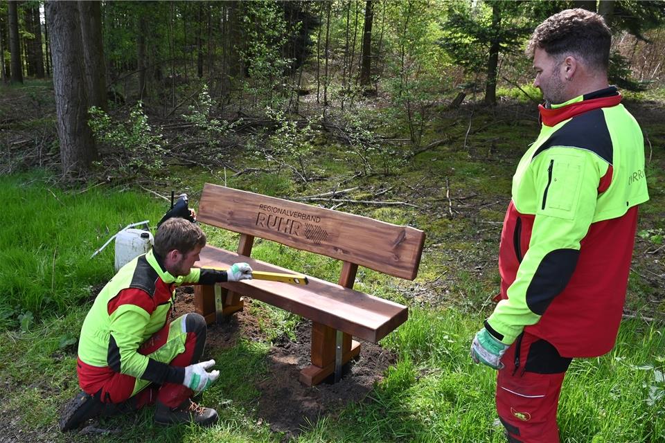 Die neuen Bänke wurden nun aufgestellt und laden Wanderer und Radfahrer zu einer Pause ein. Bludau
