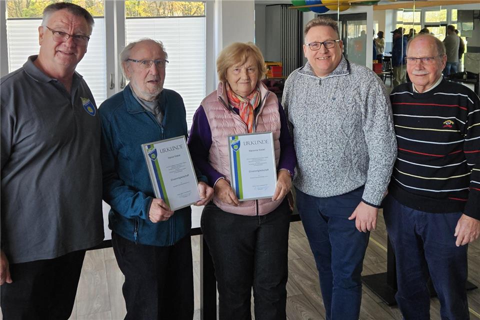 Die neuen Ehrenmitglieder Marianne und Heiner Kiebel mit den beiden RSV-Vorsitzenden Michael Demming (links), Olaf Benning (2. von rechts) und dem Ehrenvorsitzenden Franz Müller (rechts).