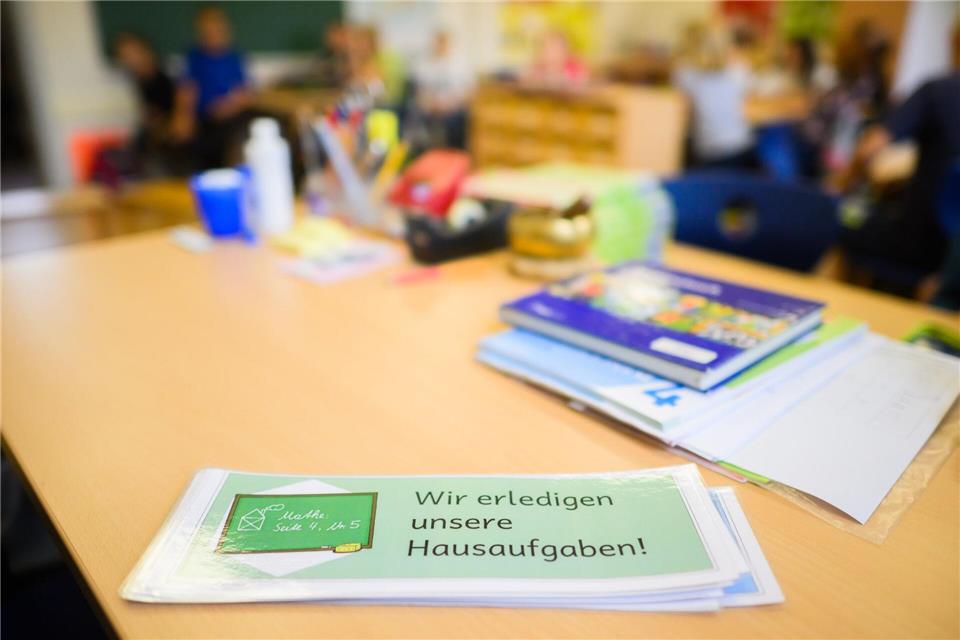 Die neuen Erstklässlerinnen und Erstklässler haben ab Sommer einen Rechtsanspruch auf Ganztagsbetreuung. (Symbolbild)Julian Stratenschulte/dpa