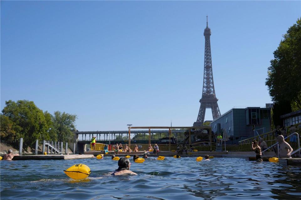 Die neuen Freibäder in der Seine kommen bei Einwohnern und Touristen gut an (Archivbild).Aurelien Morissard/AP/dpa