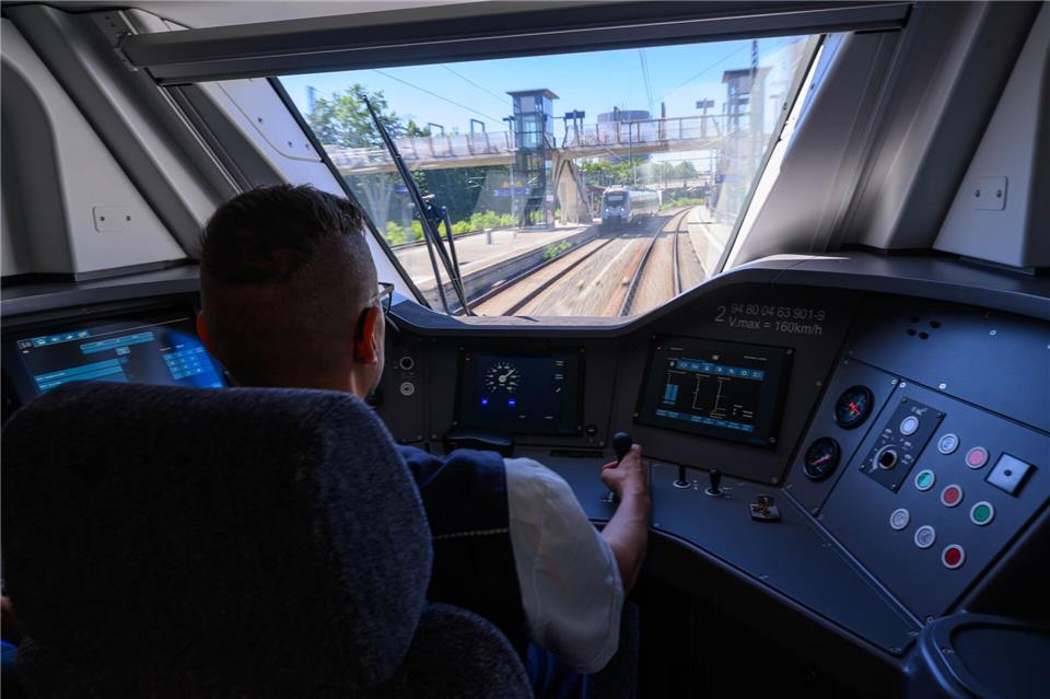 Die neuen Mireo-Züge der Länderbahn sollen schrittweise auf wichtigen Pendlerstrecken zwischen Halle, Leipzig und Zwickau zum Einsatz kommen.Hendrik Schmidt/dpa