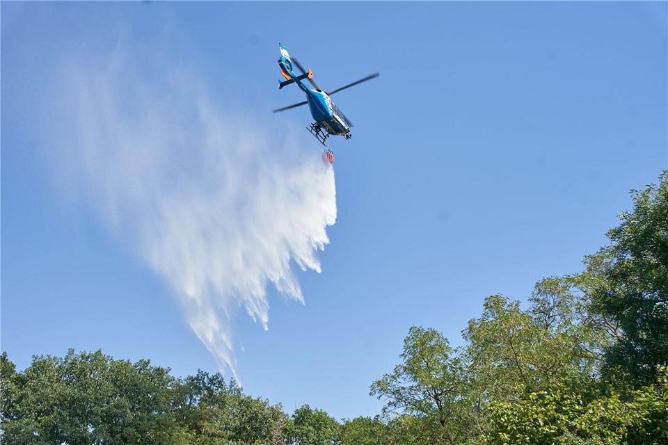 Die neuen Polizeihubschrauber können Löschwasser in Außenbehältern transportieren und über Brandgebieten abwerfen. (Archivbild)Thomas Frey/dpa