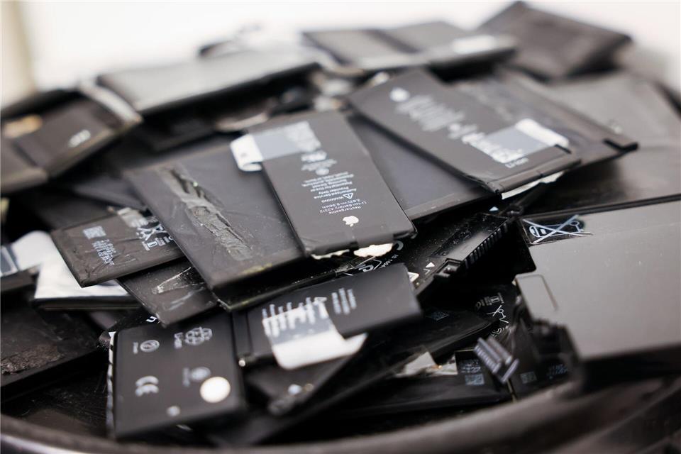 Die neuen Regeln zum Recht auf Reparatur sollen es Verbrauchern leichter machen, sich für eine Reparatur und gegen den Kauf eines Neugeräts zu entscheiden. (Symbolbild)Christian Charisius/dpa