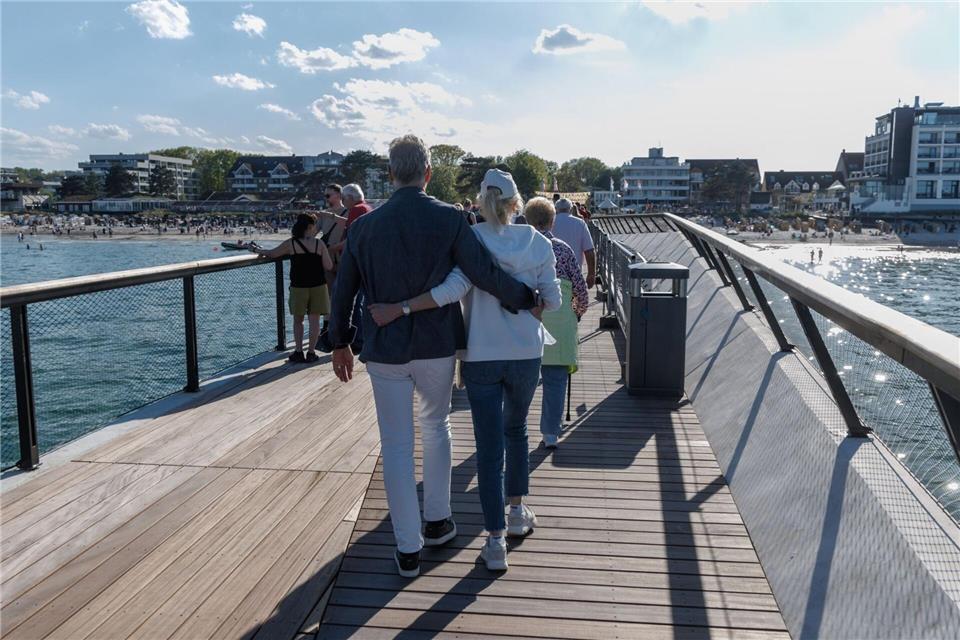 Die neuen Seebrücken an der Ostsee sind Attraktionen für Touristen. (Archivbild)Markus Scholz/dpa