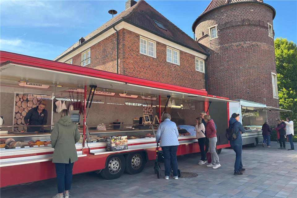 Die neuen Stände auf dem Ramsdorfer Wochenmarkt werden gut angenommen.