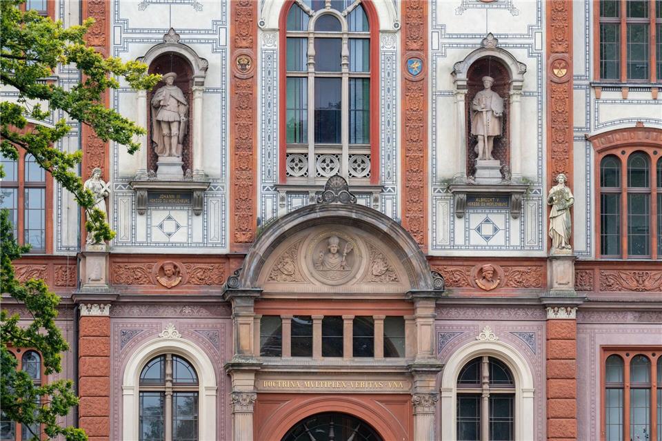 Rund 2.800 Erstsemester starten an der Uni Rostock Die neuen Studenten der Rostocker Uni wurden mit einem Festumzug zur feierlichen Immatrikulation empfangen. (Archivbild)Stefan Sauer/dpa