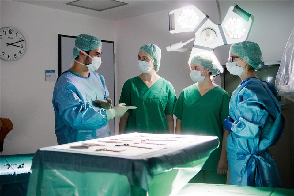 Die neuen Studierenden haben sich verpflichtet, später auf dem Land zu arbeiten. (Symbolbild)Julian Stratenschulte/dpa