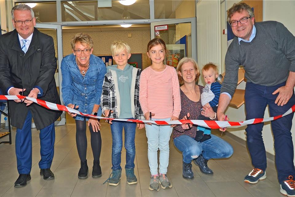 Die neuen ÜMi-Räume wurden offiziell eröffnet durch (v. l.): Bürgermeister Martin Tesing, Andrea Nießing (Betreuung ÜMi), Nicole Hutton, Vorsitzende des Fördervereins und Schulleiter Thomas Schlüter zusammen mit Kindern.