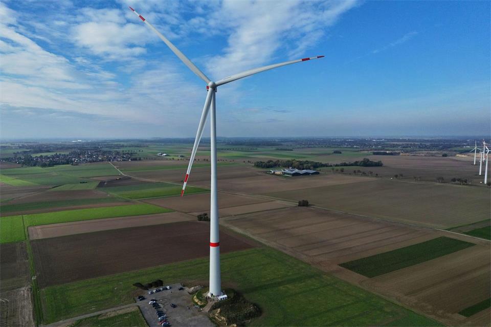 Die neuen Windräder sind etwa einen viertel Kilometer hoch.Oliver Berg/dpa