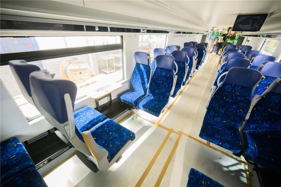 Die neuen Züge sollen mehr Platz bieten. (Archivbild)Julian Stratenschulte/dpa