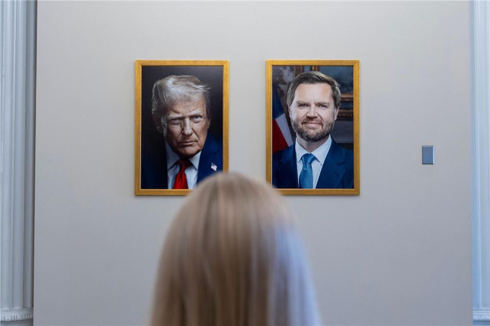 Die neuen offiziellen Porträts von US-Präsident Donald Trump und Vizepräsident JD Vance hängen im Eisenhower Executive Office Building auf dem Campus des Weißen Hauses.Alex Brandon/AP/dpa